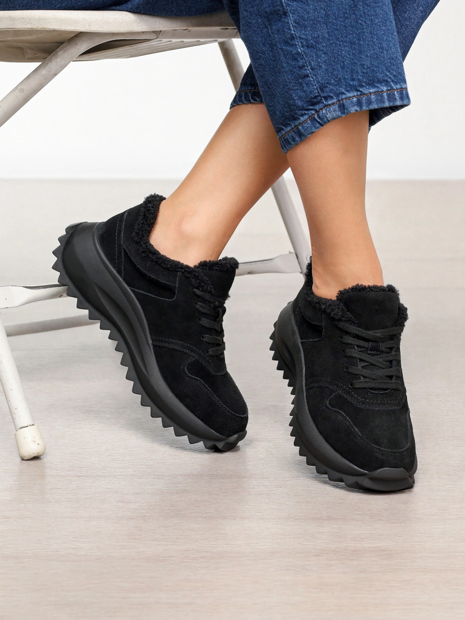 Кроссовки черного цвета на рельефной подошве